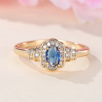 Gouden vintage ring met blauwe edelsteen en zirkonia