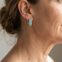 Gouden huggie-oorbellen met turquoise pavé