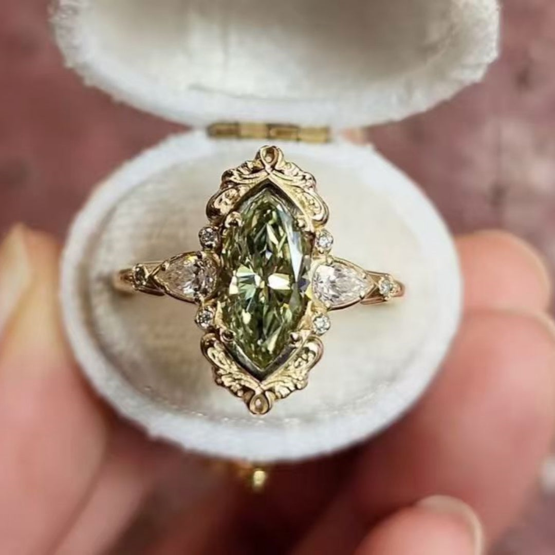 Gouden ring met groene marquise zirkonia en halo