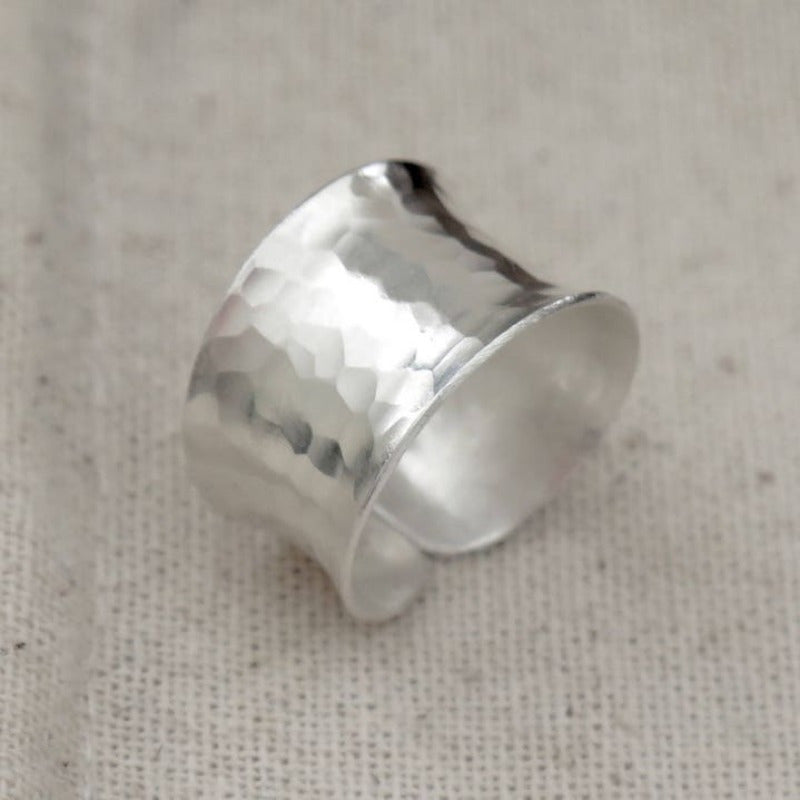 Gehamerde zilveren brede ring