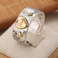 Zilveren ring met gouden hartjes en liefdesboodschap