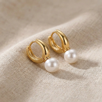 Gouden oorbellen met parelhanger