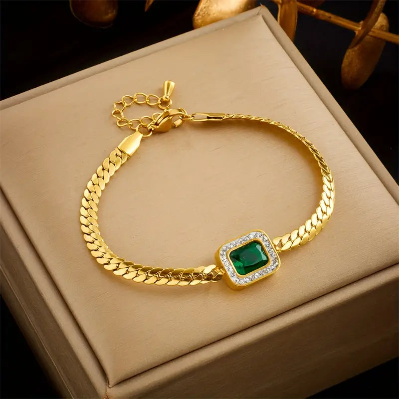 Gouden armband met groene vierkante edelsteen