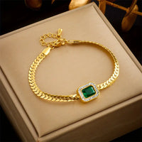 Gouden armband met groene vierkante edelsteen