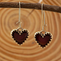 Gouden vintage oorbellen met donkerrood hart