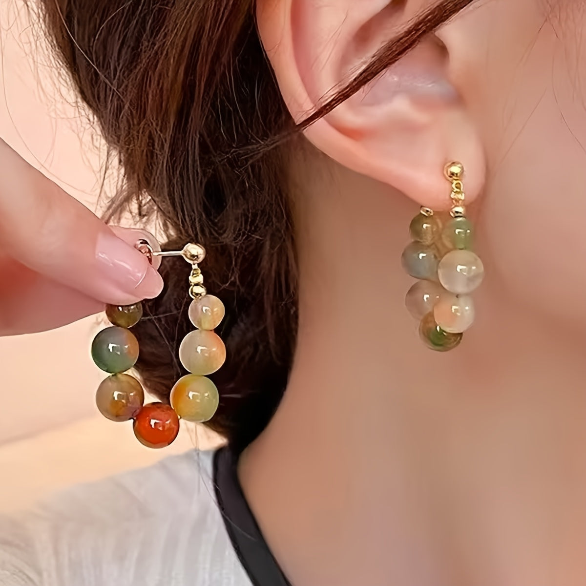 Gouden boho oorbellen met groene en oranje agaatkralen