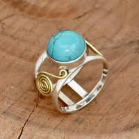 Tweekleurige bohemian ring met ronde turkooizen steen
