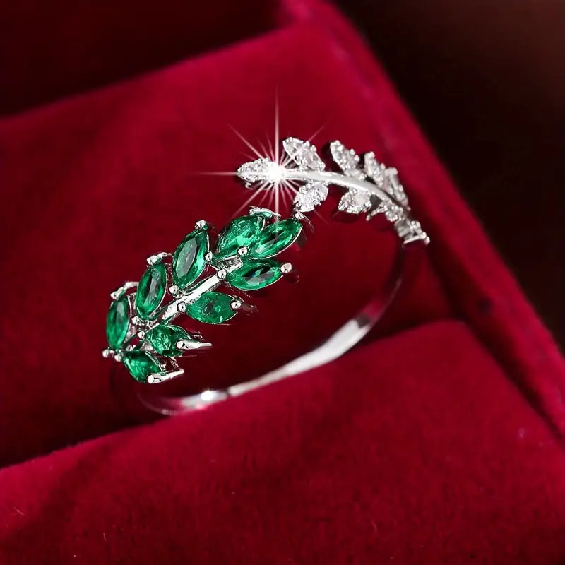 Zilveren bladring met groene edelstenen