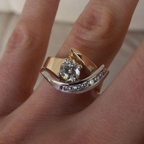 Gouden ring met ronde diamant en asymmetrisch ontwerp