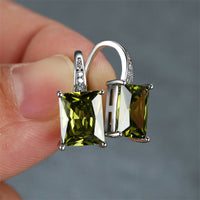 Zilveren oorbellen met rechthoekig olijfgroen zirkonia