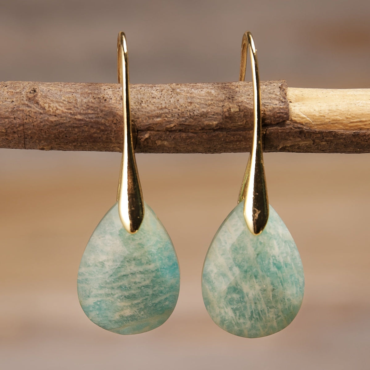 Gouden oorbellen met levendige multicolor natuursteen druppel