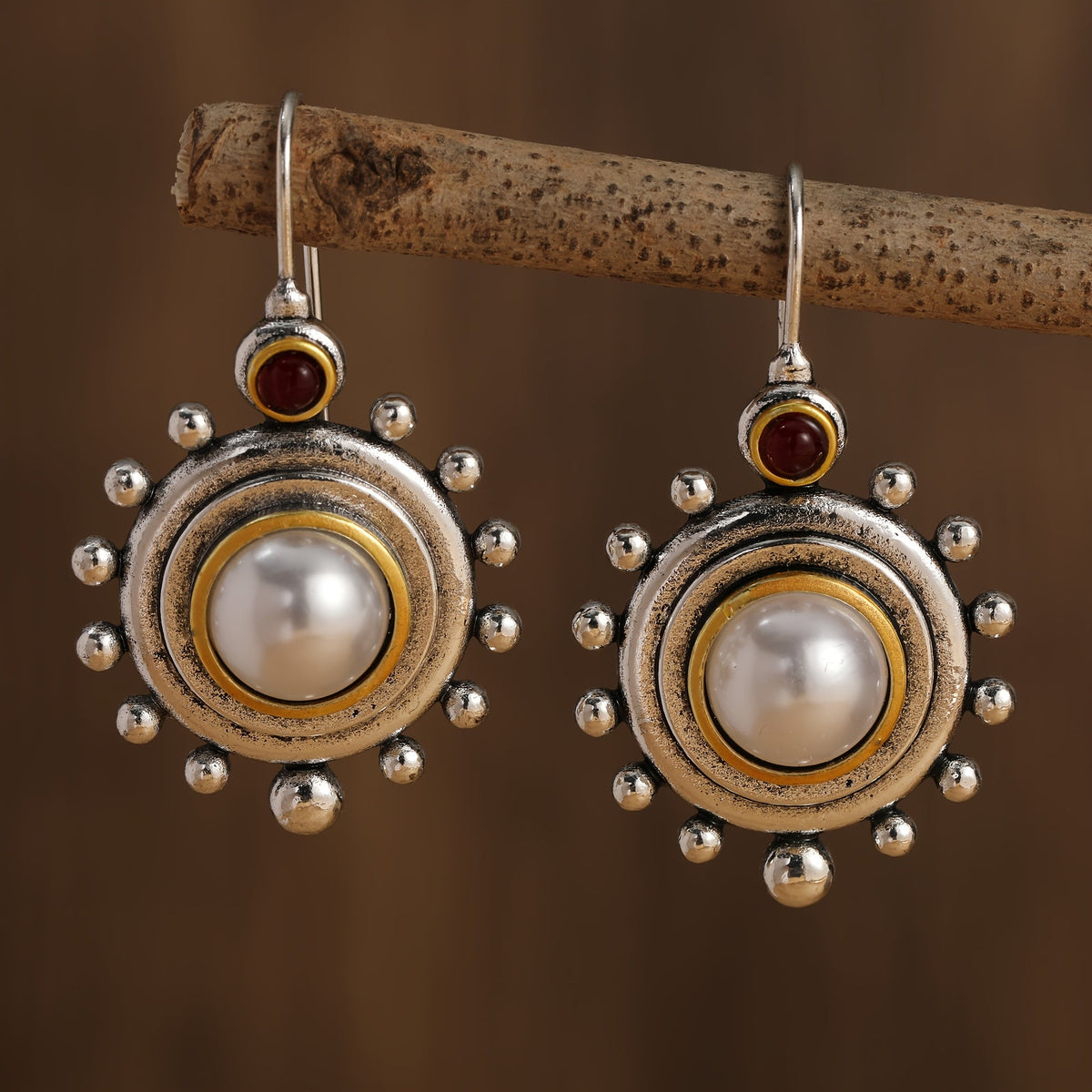Vintage oorbellen met parel en rode steen