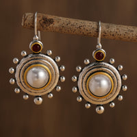 Vintage oorbellen met parel en rode steen