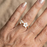 Gouden ring met drie kristallen en swirlontwerp