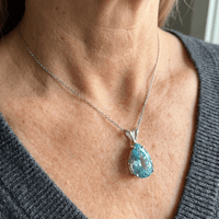 Gouden oorbellen met blauwe ovale edelsteen