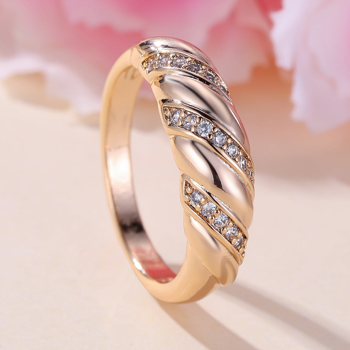 Roségouden gedraaide ring met zirkonia