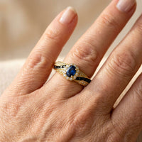 Gouden ring met blauwe saffier en zwarte edelstenen