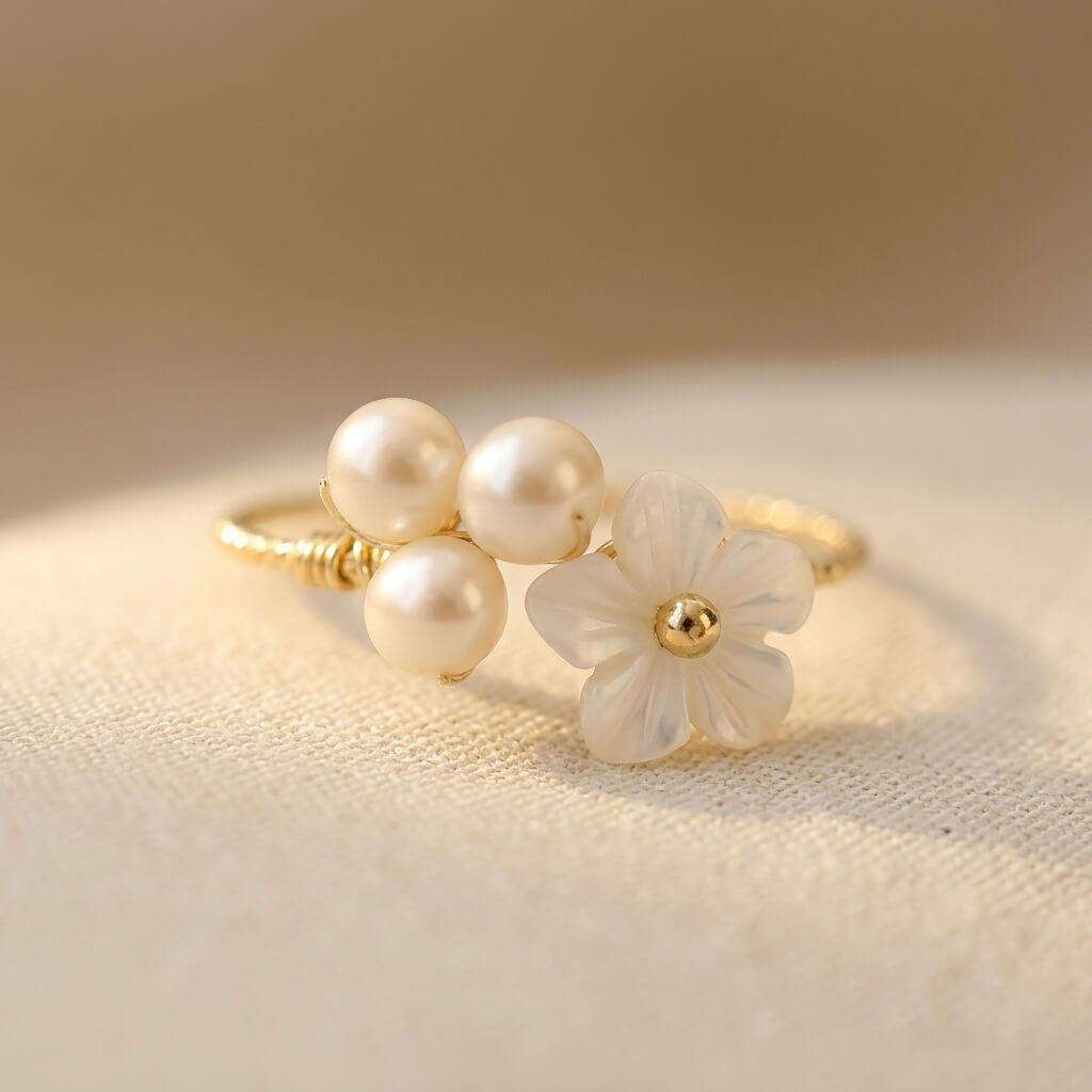 Gouden ring met drie kristallen en swirlontwerp