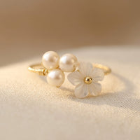 Gouden ring met drie kristallen en swirlontwerp