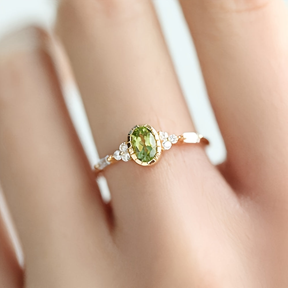 Gouden ring met ovale peridot en diamantaccenten