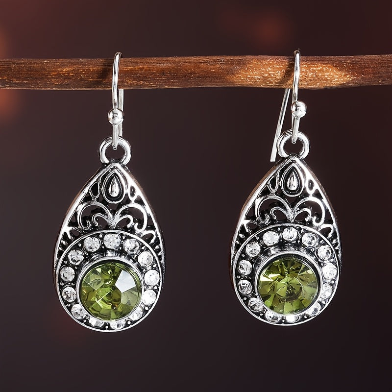Zilveren vintage oorbellen met groene edelsteen in druppelvorm