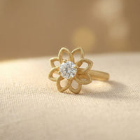 Gouden ring met bloemmotief en witte edelsteen
