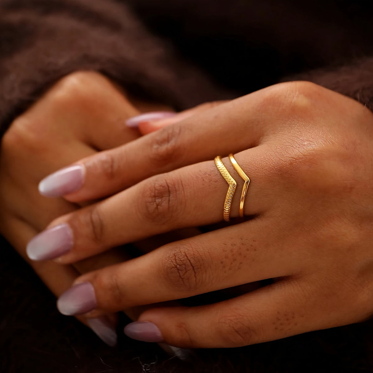 Gouden verstelbare ring met V-design
