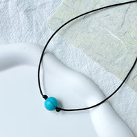 Bohemian lariat ketting van bruin koord met turkooizen kralen