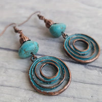 Bohemian koperkleurige oorbellen met turkoois en spiraal