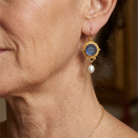 Gouden vintage oorbellen met blauwe intaglio en parel