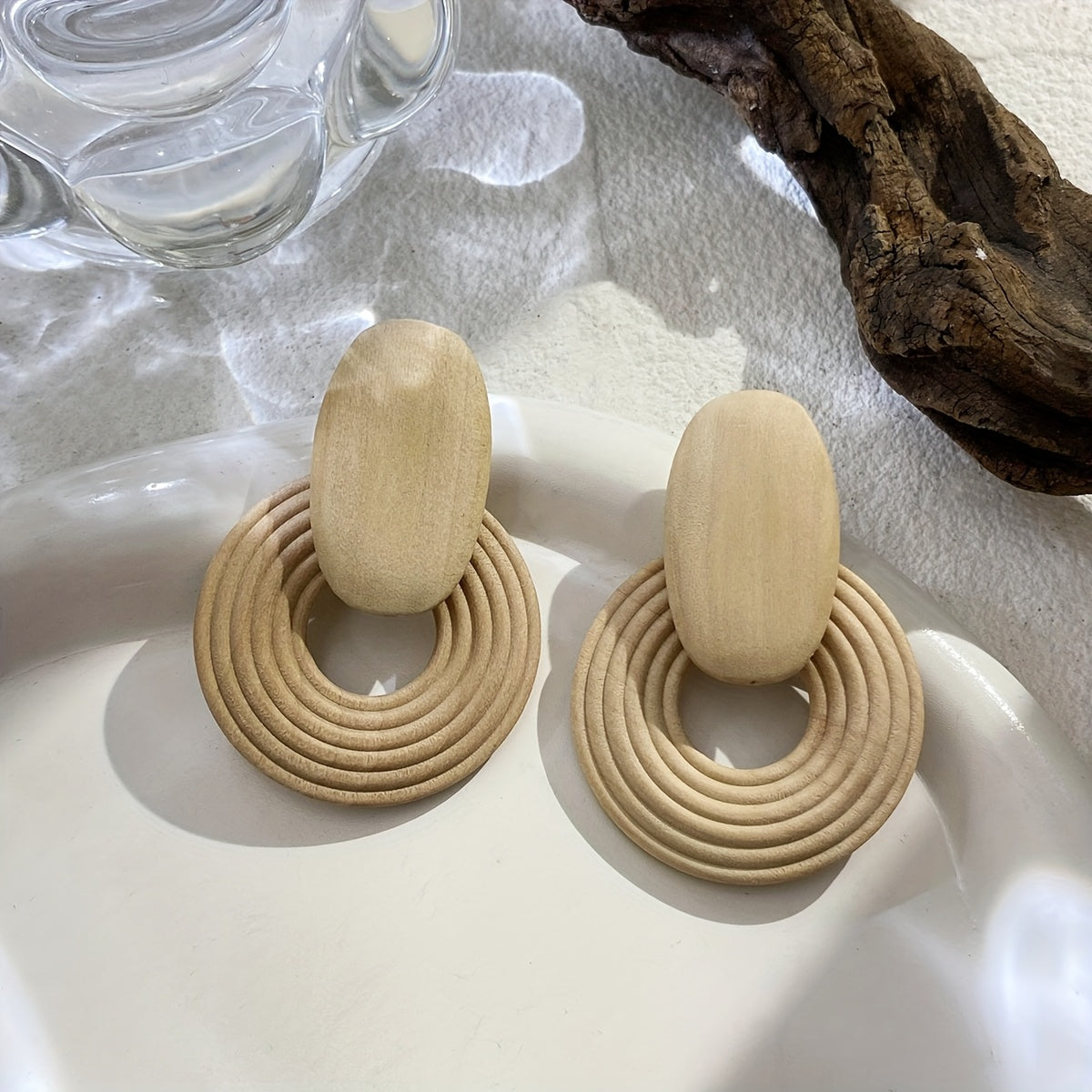 Houten oorbellen met ovaal en geribbelde ring