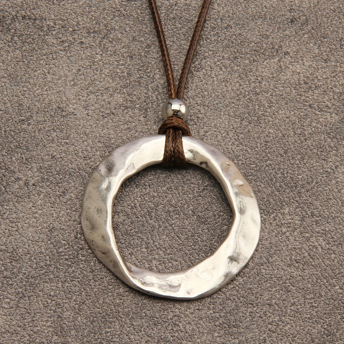 Minimalistische ketting met gehamerde zilveren ringhanger