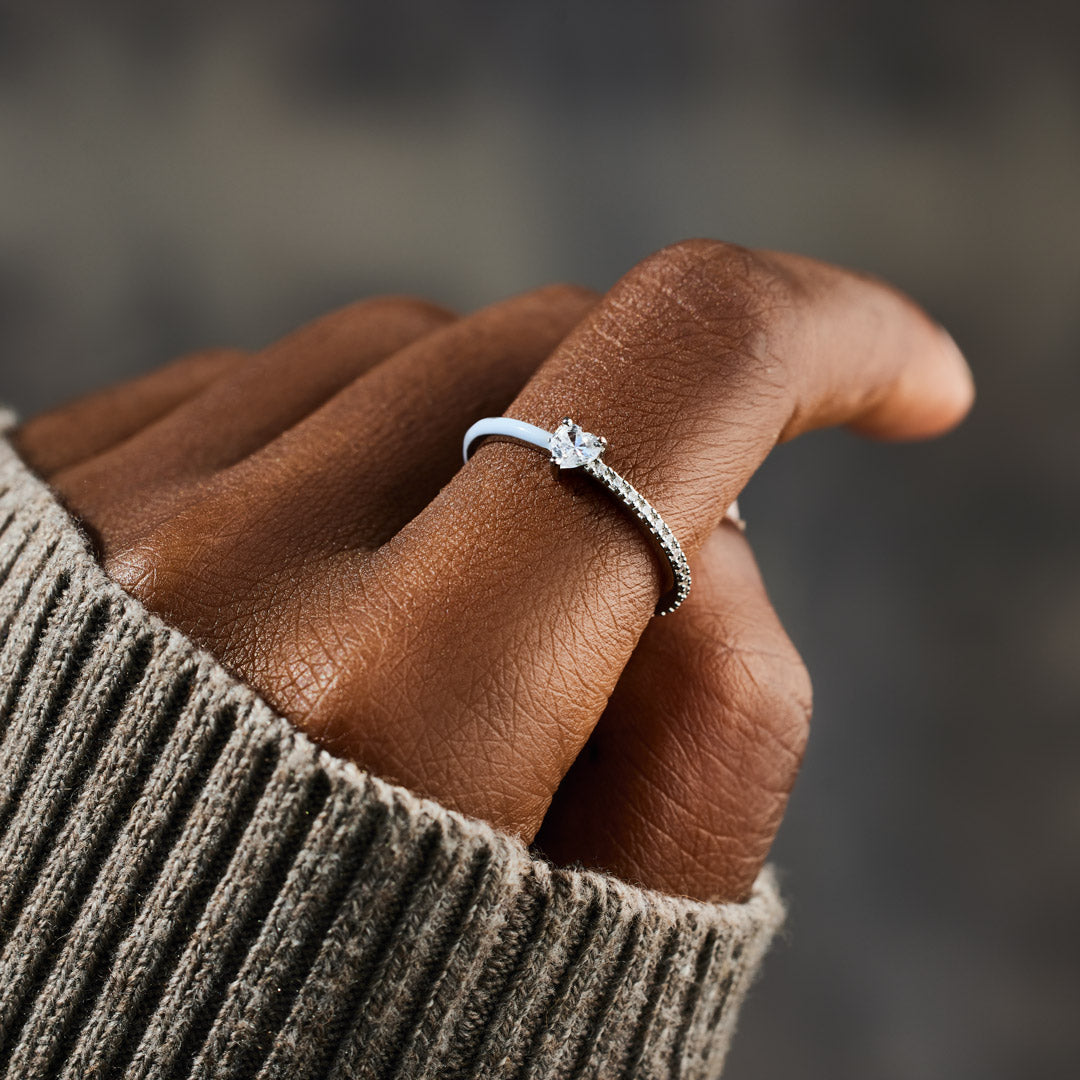 Zilveren solitaire ring met hartvormige steen