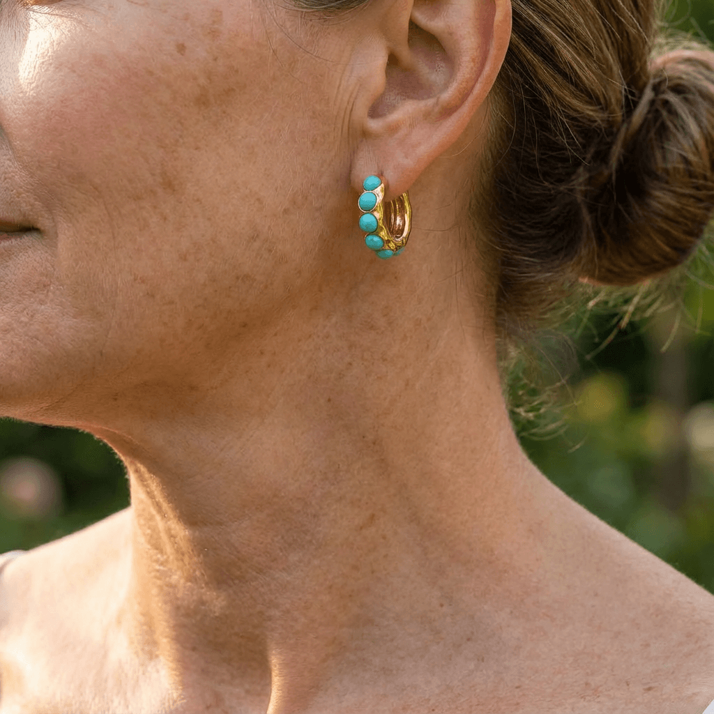 Gouden oorbellen met turquoise cabochons