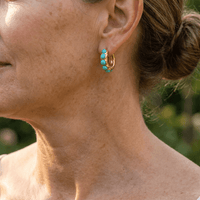 Gouden oorbellen met turquoise cabochons