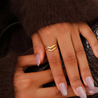 Gouden verstelbare ring met V-design