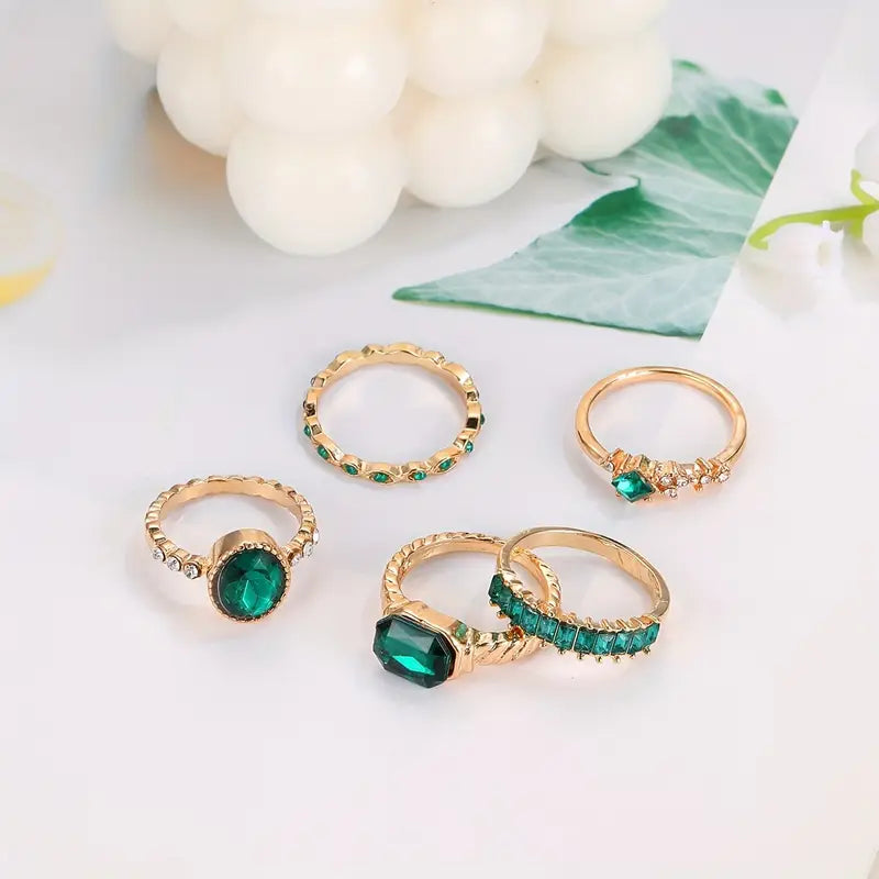 Gouden ringenset met groene edelstenen
