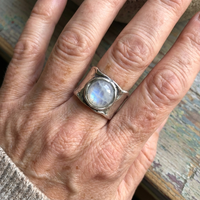 Zilveren brede ring met maansteen