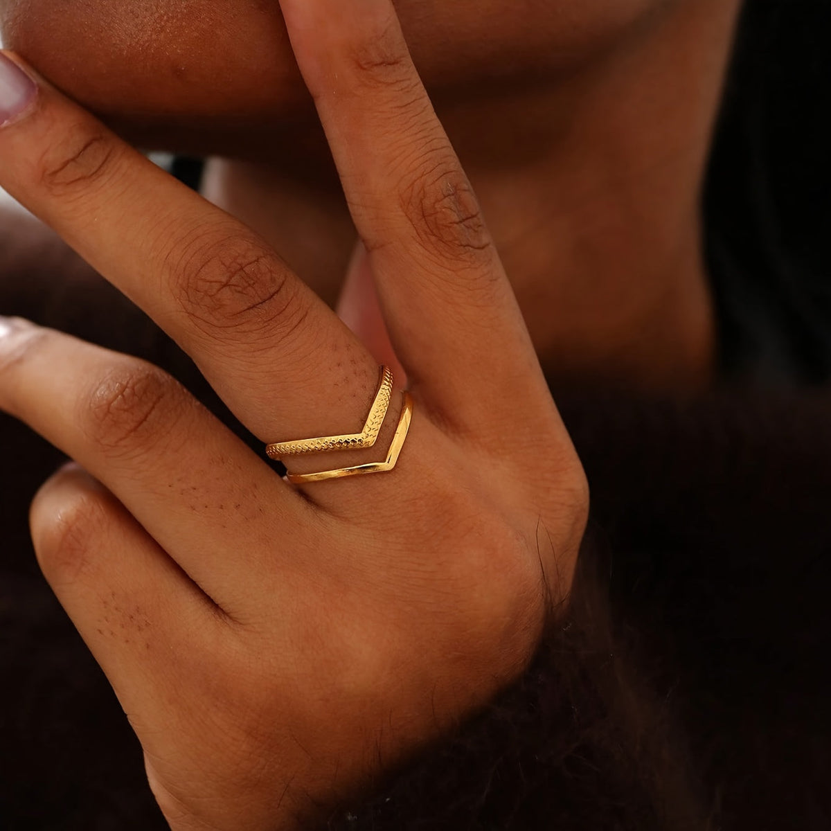 Gouden verstelbare ring met V-design