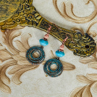 Bohemian koperkleurige oorbellen met turkoois en spiraal