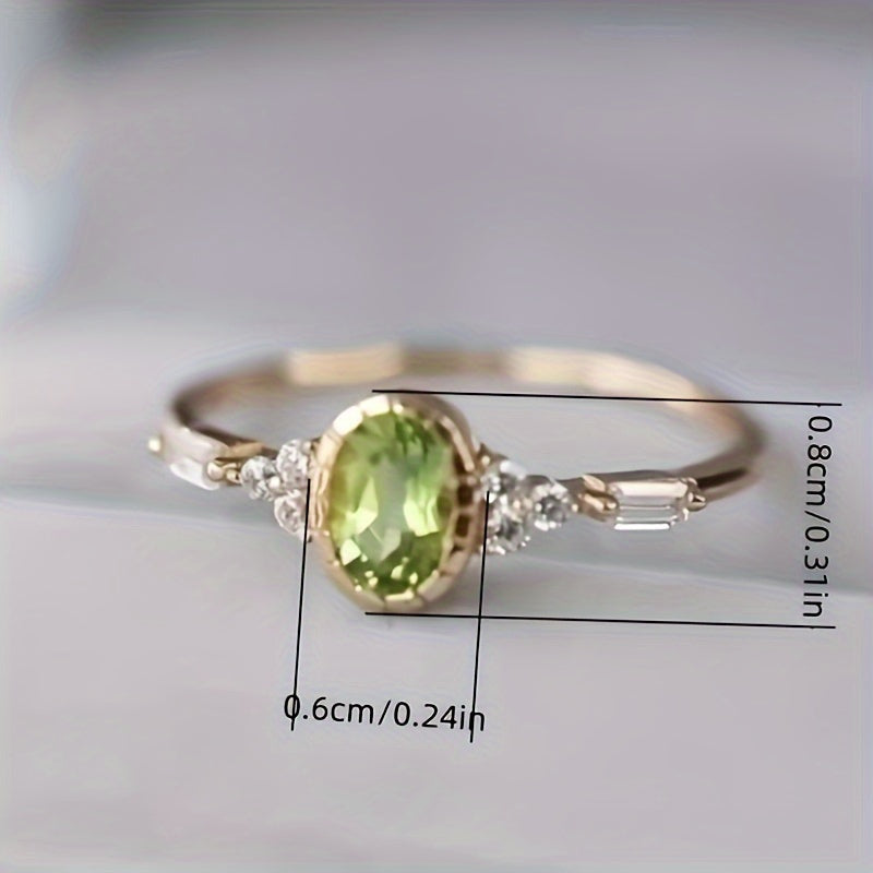 Gouden ring met ovale peridot en diamantaccenten