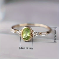 Gouden ring met ovale peridot en diamantaccenten