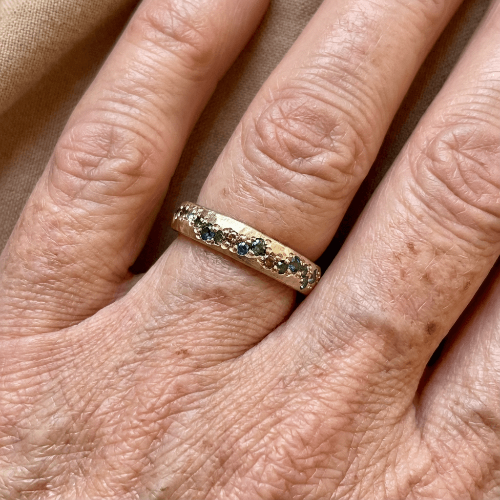 Gouden ring met blauwe en groene edelstenen