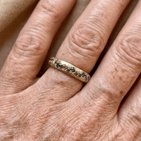 Gouden ring met blauwe en groene edelstenen