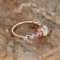 Roségouden ring met ovale witte opaal en maantje
