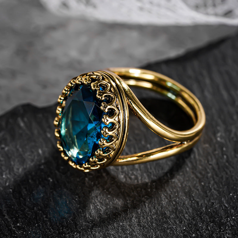 Gouden vintage ring met blauwe edelsteen