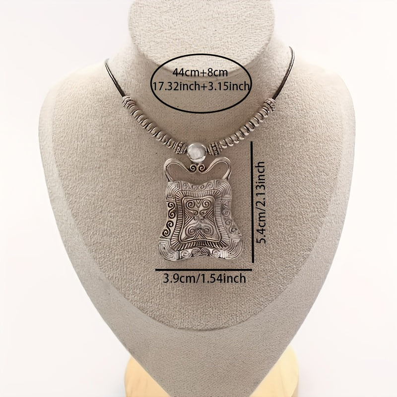 Bohemian ketting met zilveren etnische hanger en leren koord