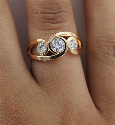 Gouden ring met groene emaille panelen