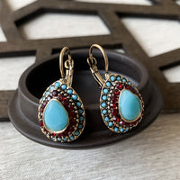 Bohemian bronzen oorbellen met turkoois en rode strass