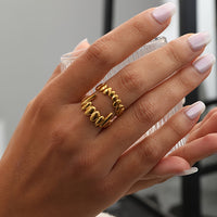 Gouden minimalistische ringenset met golfdesign